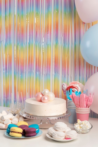 Free photo table arrangement for birthday event with cake and sweets