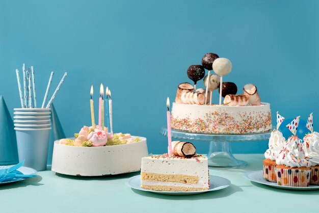 컵케이크와 케이크가 있는 생일 이벤트를 위한 테이블 배열