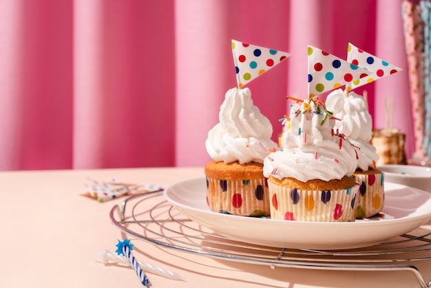컵케이크와 깃발이 있는 생일 이벤트를 위한 테이블 배열