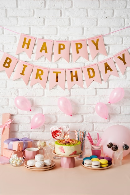 Table arrangement for birthday event with happy birthday banner Premium Photo