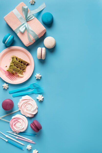막대 사탕과 케이크 한 조각으로 생일 이벤트를 위한 테이블 배열