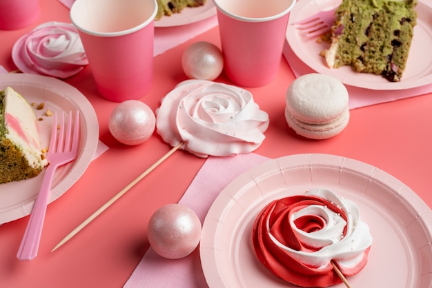 막대 사탕과 케이크 조각으로 생일 이벤트를 위한 테이블 배열