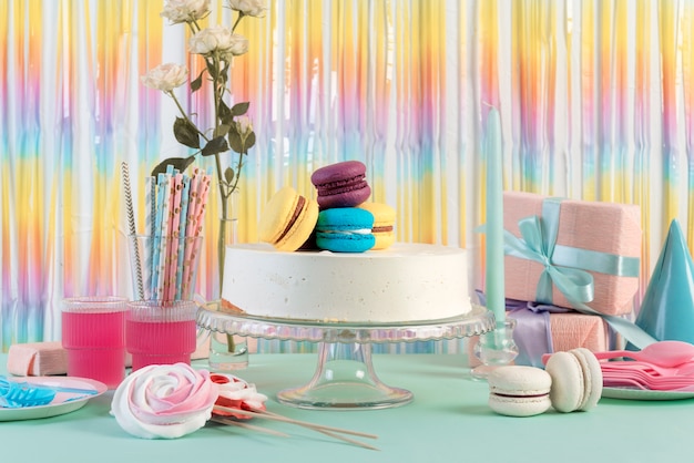 Бесплатное фото Сервировка стола на день рождения с тортом и миндальным печеньем