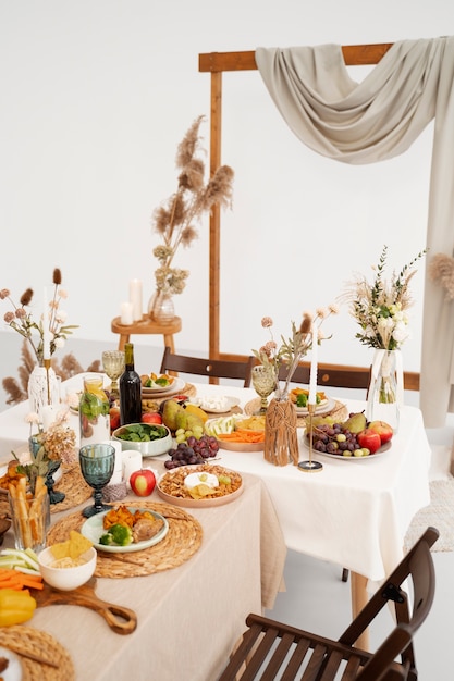 Бесплатное фото Сервировка стола с едой на свадьбу