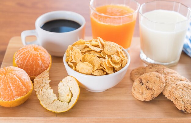 Foto gratuita set da colazione a tavola