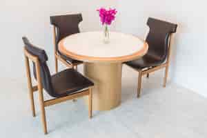 Foto gratuita tavolo e sedia