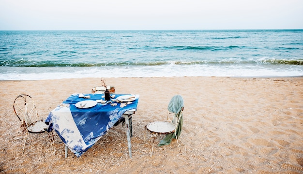 테이블의 자 식사 바다 해안 휴일 하늘 개념
