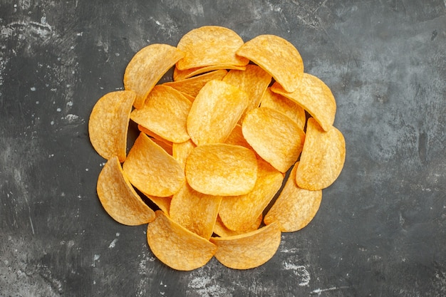 Free photo table decoration with homemade potato chips on gray background