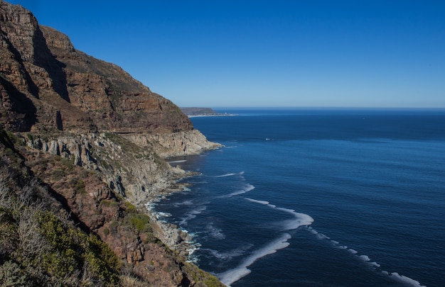남아프리카 공화국의 낮에는 햇빛 아래 바다로 둘러싸인 테이블 마운틴 국립 공원