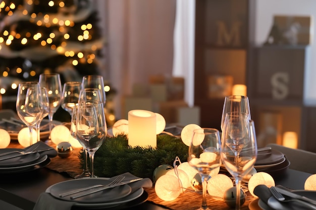 居間でのクリスマスディナーにテーブルを提供