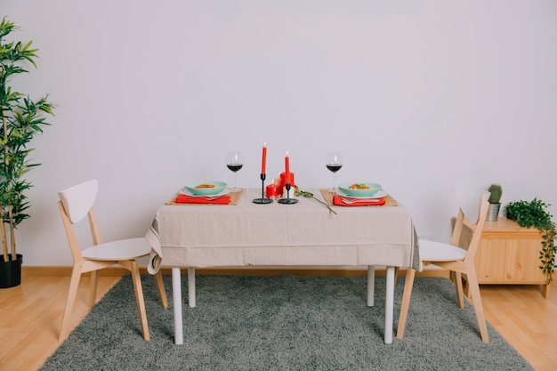 ロマンチックなディナーのテーブル