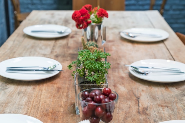 Foto gratuita tavolo impostato sul tavolo dinning