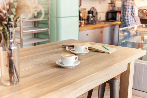 Сервировка стола для кофе на прилавке в кофейне