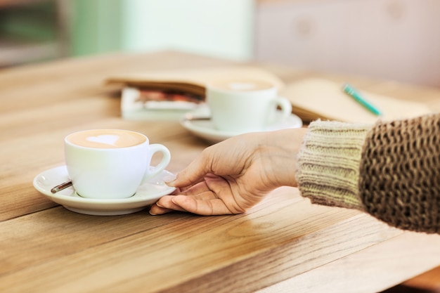 コーヒーハウスのカウンターの上のコーヒーのテーブルセッティング