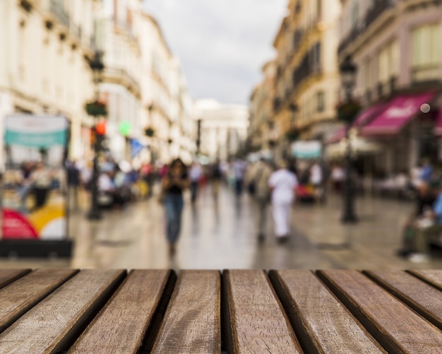 Superficie della tavola che guarda verso la strada della città