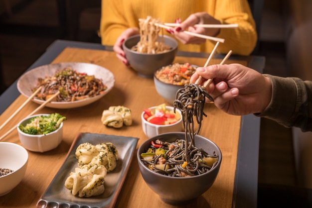 Foto gratuita tavolo con assortimento di cibo asiatico