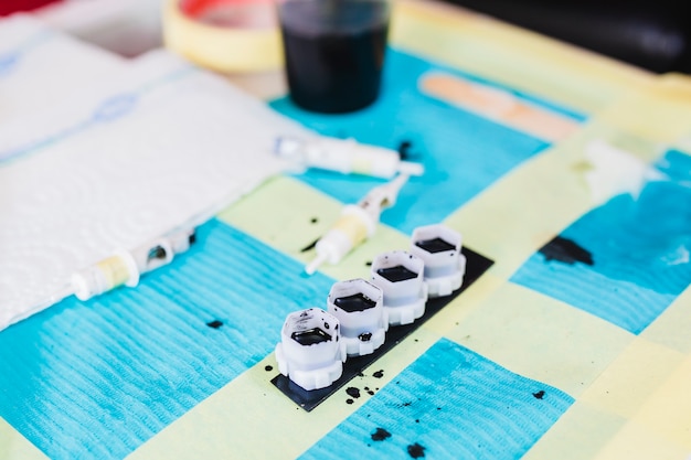 Free photo table with black inks and wipes