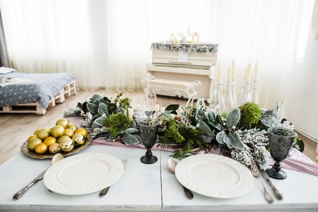 Foto gratuita tavolo con decorazioni natalizie