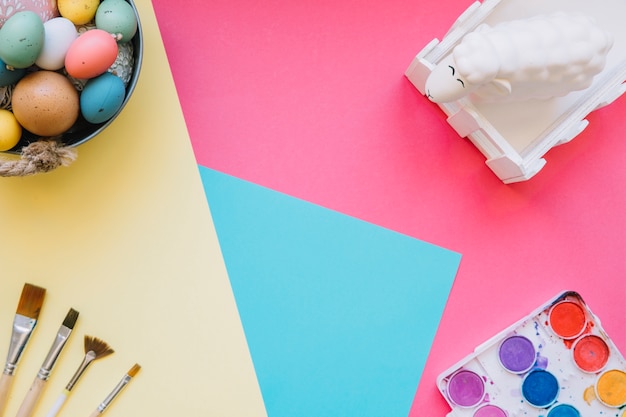 Table with colors and Easter eggs