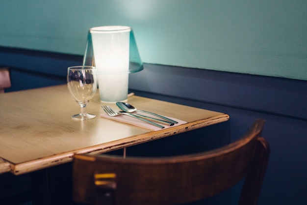 Free photo table with cutlery on a napkin