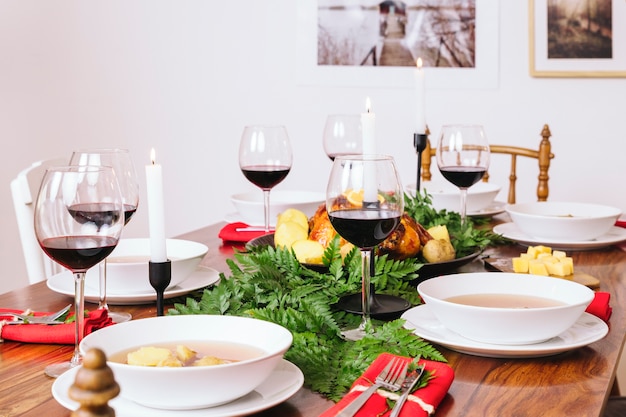 Бесплатное фото Стол с блюдами и вином