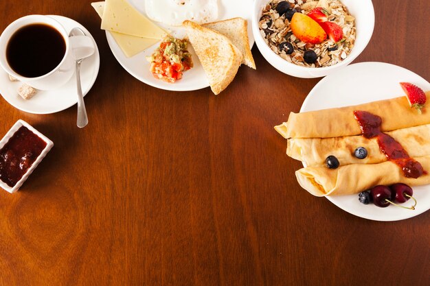 朝食用の新鮮な食べ物とテーブル