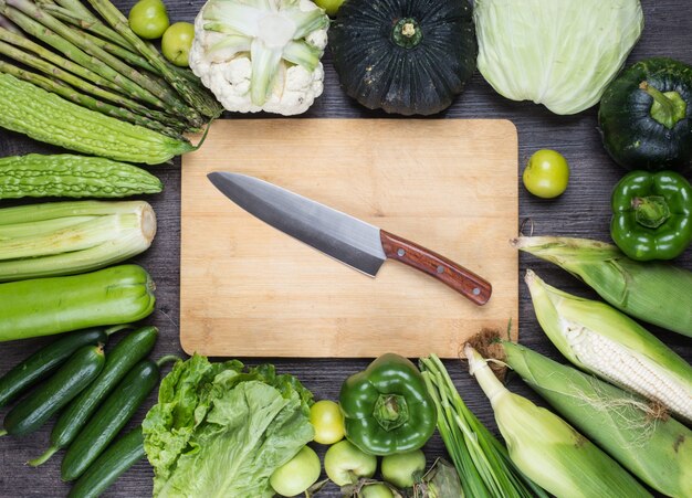 緑の野菜とナイフで表