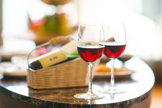 두 와인 잔과 배경을 흐리게 테이블