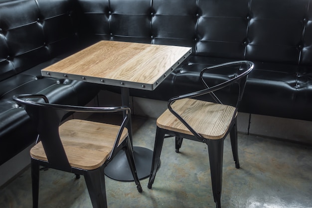 Столы и стулья в ресторане (фильтрованного изображения обрабатываются Vinta