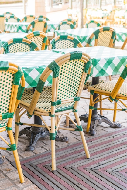 Столы и стулья в ресторане