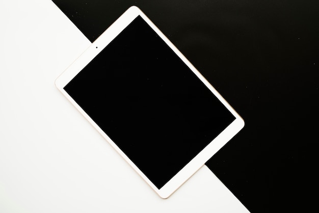 Foto gratuita tablet a bordo bianco e nero