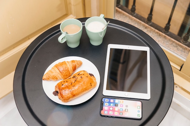 Free photo tablet and breakfast