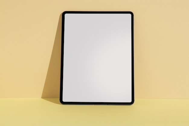 Display minimo tablet con sfondo giallo