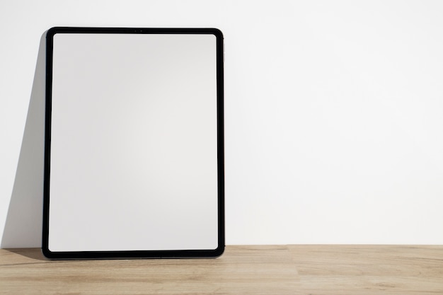 Foto gratuita display minimo tablet su superficie in legno