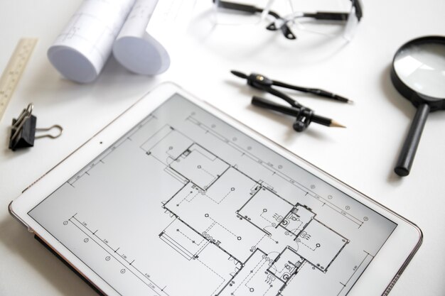 製図用品の近くのタブレット