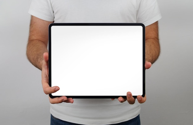 Free photo tablet pro handled in horizontal on light background