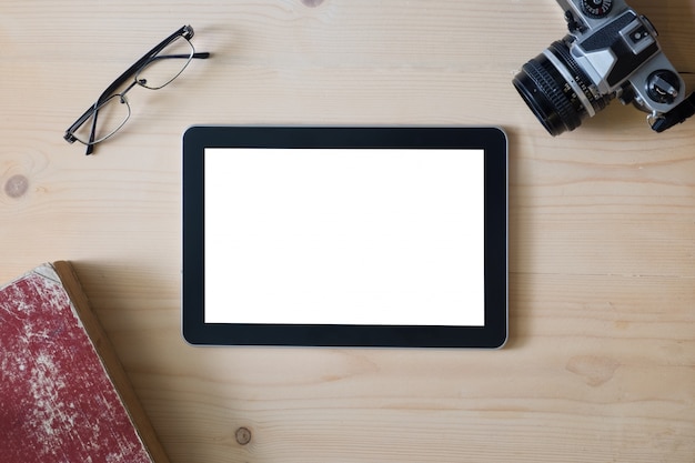 Экран планшета с очками камеры и книгой