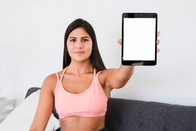 Foto gratuita modello di tablet con il concetto di yoga