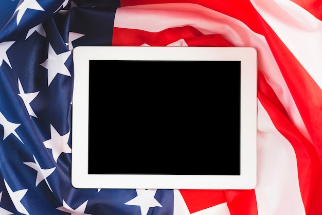 Foto gratuita tablet sulla bandiera usa