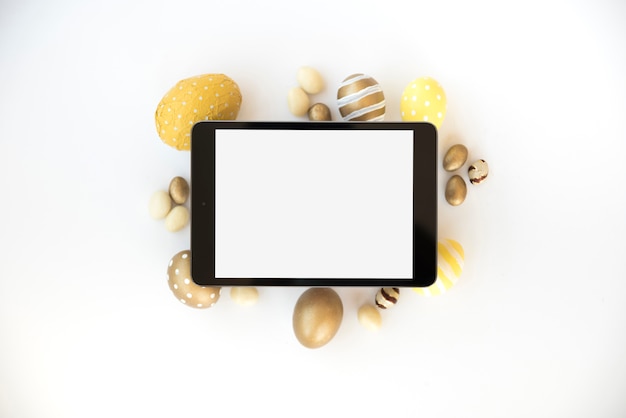 Планшет с пустым экраном на пасхальные яйца