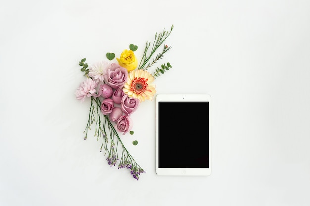 Free photo tablet with floral decoration