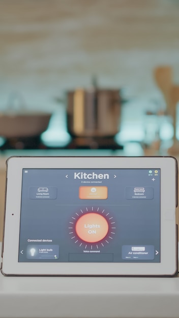 Планшет с интеллектуальным программным обеспечением на столе на кухне, где никого нет