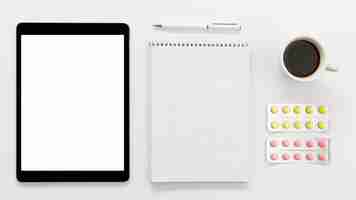 無料写真 タブレットとノートと薬
