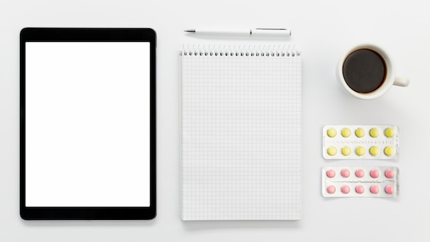 Планшет с блокнотом и таблетками