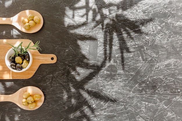 Foto gratuita ripiano del tavolo con olive sul tagliere