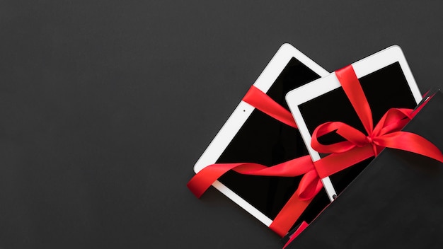 Tablets with ribbons in dark packet