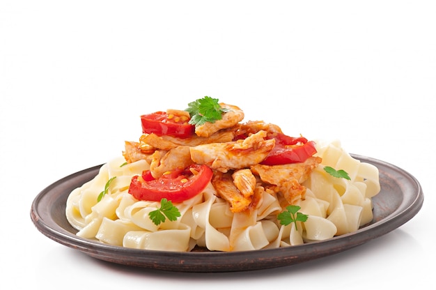 Free photo tagliatelle pasta with tomatoes and chicken