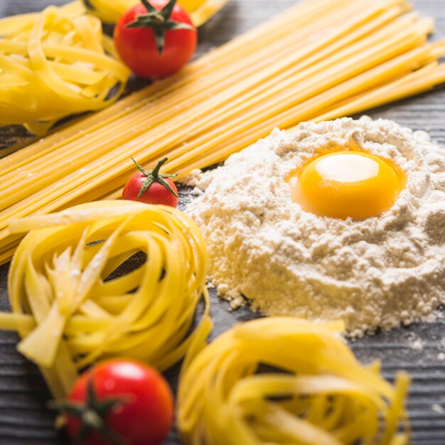 Тальятелле и макароны с спагетти с яичным желтком на муке