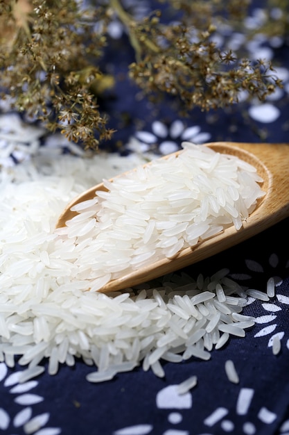 Free photo tai rice in a wooden bowl