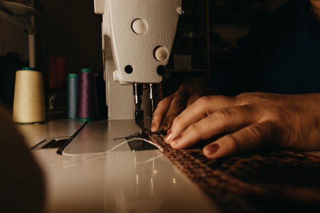 Портное вязание на швейной машине. Фото высокого качества